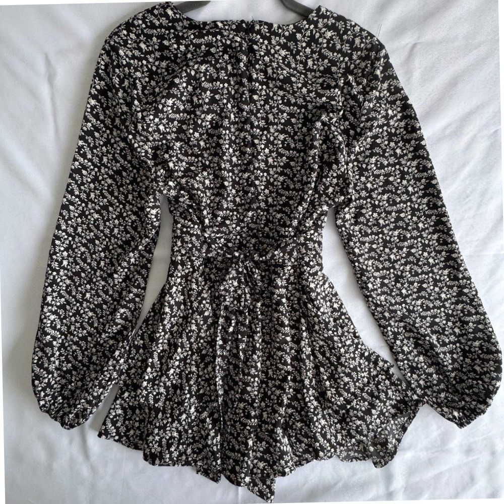 She + Sky Monochrome Floral Romper‎ Size Large - Picture 2 of 7